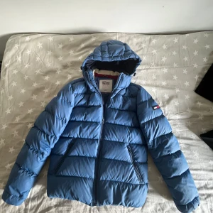 Jacka - Vinterjacka i storlek L från Tommy hilfiger, inga defekter! Skriv för frågor eller fler bilder  Säljer åt min bror