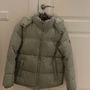 Tommy hilfiger vinterjacka - Tommy hilfiger jacka som är köpt för 1 år sedan.