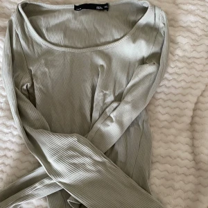 Ljusgrön ribbad tröja från 157 - Säljer en superfin ljusgrön ribbad tröja från 157. Den har en rund halsringning och långa ärmar, perfekt för både vardag och lite kyligare dagar. Tröjan är i storlek M/L och är i bra skick. Passar perfekt till jeans eller kjol!