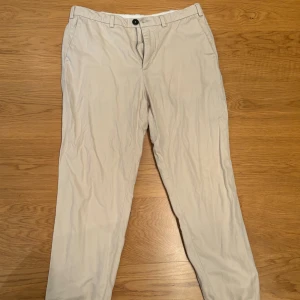 Arket Chinos Biege - Strlk Euro: 48. Tapered fit 