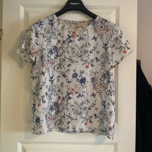 Blus från vila - Söt blommig blus från vila