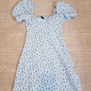 somrig klänning - somrig ljusblå klänning som sitter perfekt, kommer inte till användning längre, har inte använt den någonting så den är helt ny, det är resår i ryggen och dragkedja på sidan av klänningen🙌🏼