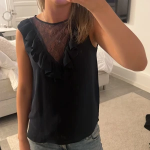 Topp zara - As najs marinblå topp från zara med spets och volang😍😍