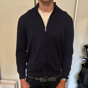 Blå cardigan  - Skön blå cardigan. Passar S-M. 