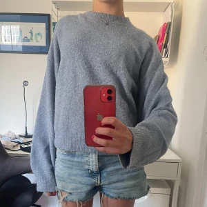 Blå tjocktröja - Något noppig men fin och varm 