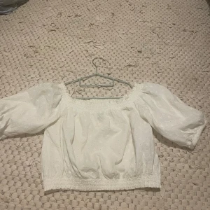 Croppad blus  - En croppad blus som har använts många gånger. Den är i bra skick och den kan bäras på olika sätt.