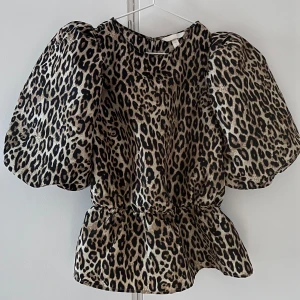 Leopard topp - Jättefin leopard topp/blus med puff ärmar. Den är i jättebra skick, och är knappt använd. Kan skicka fler bilder!🥰