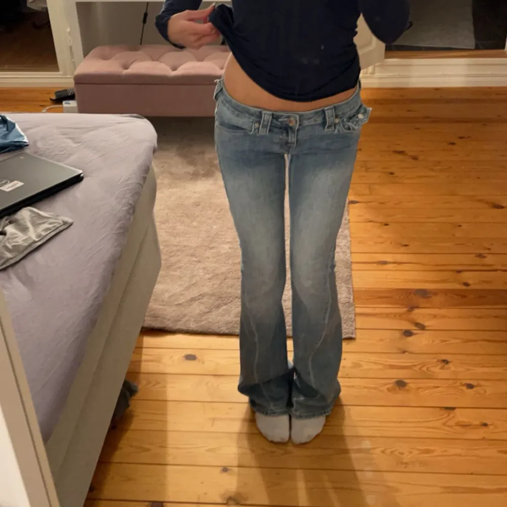 Säljer mina True religion jeans då dom var förstora tyvärr. Dom är helt nya och i 10/10 skick! Joey Strl w25❤️. Jeans & Byxor.