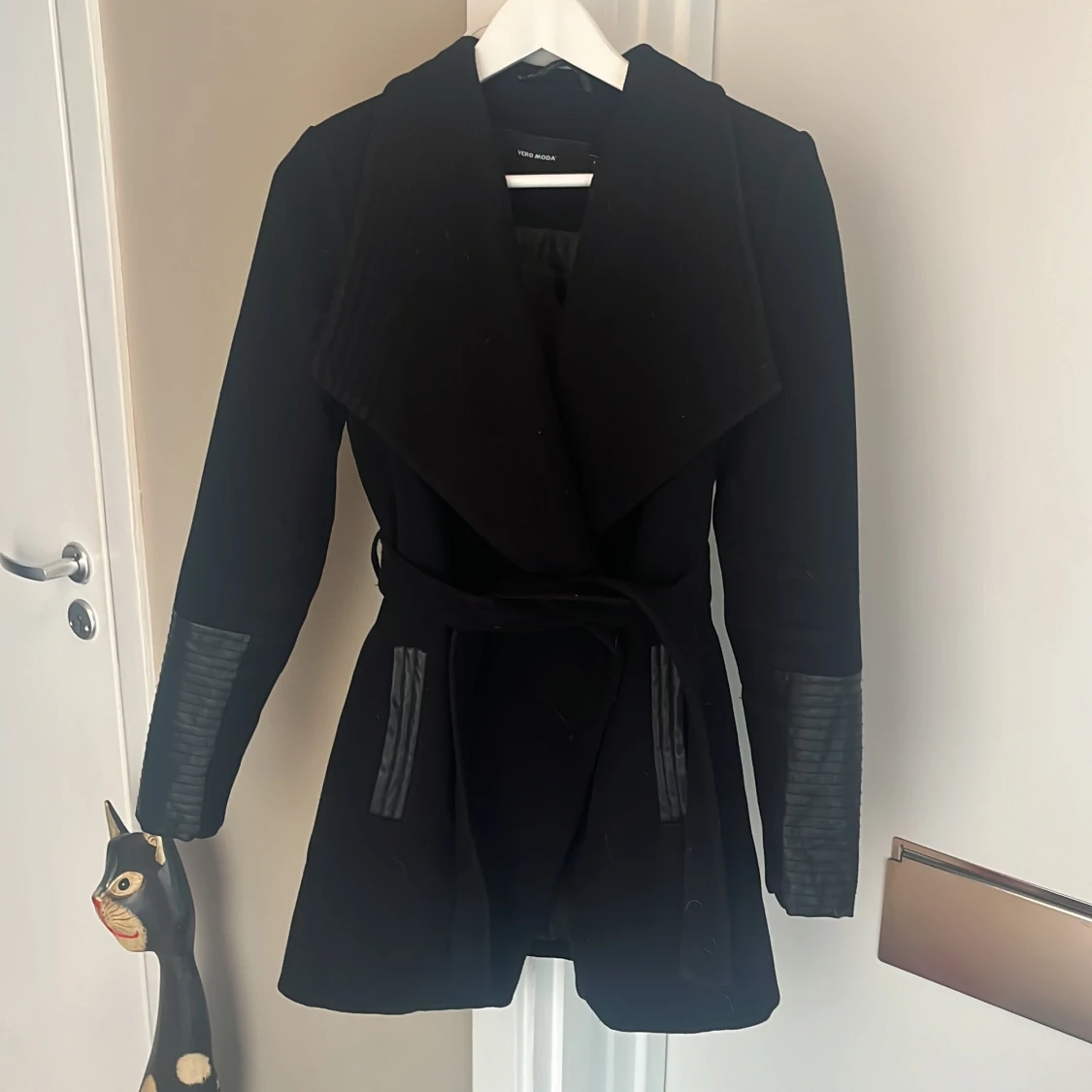 Kappa med läderdetaljer  - 92