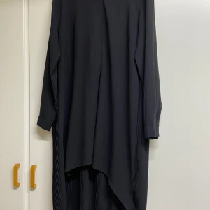 En lång svart sommar klänning  - En lång svart sommar klänning som är använd 2 gånger bara m. St L