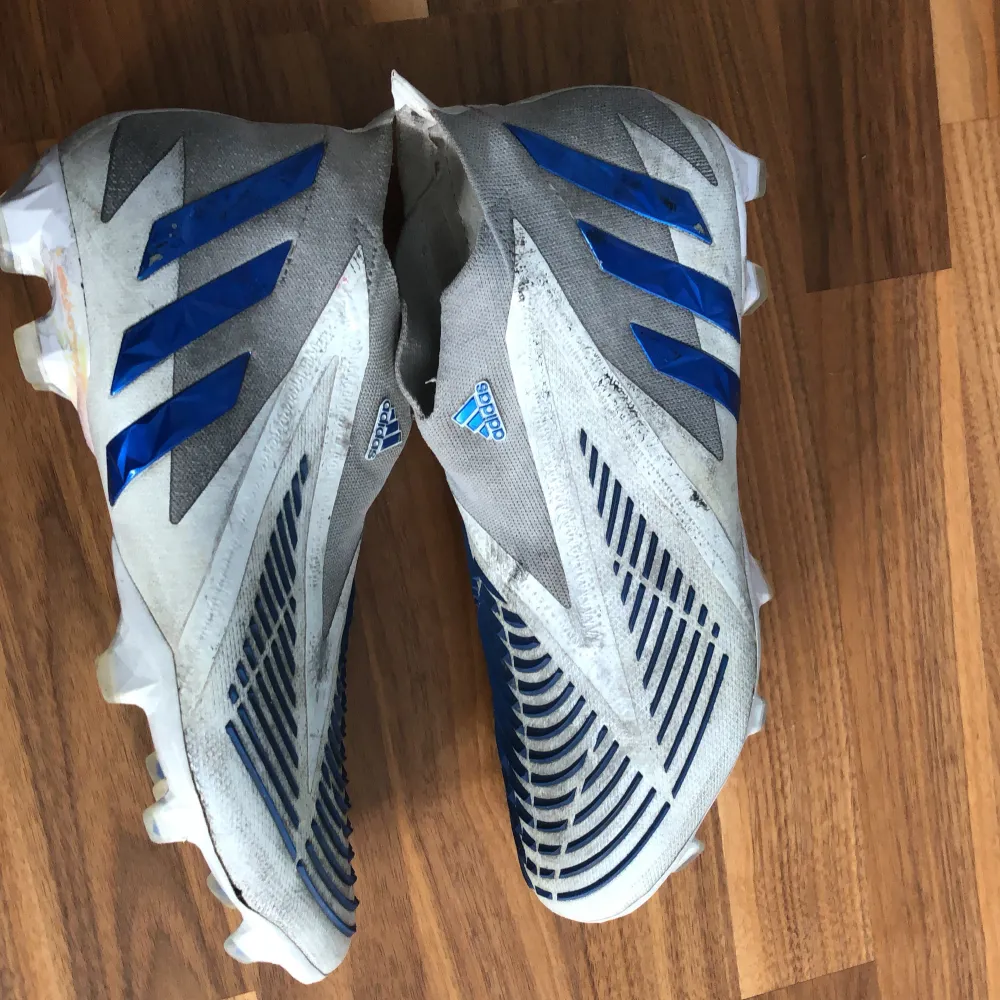 Storlek 42-44. Skick använda. Modell adidas predator edge + Nypris 3000kr mitt pris 500kr men kan förhandlas. hör av er om ni har några frågor.. Skor.