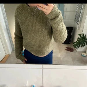Grön gosig stickad🍀 - Superfin stickad tröja, smått croppad och en bra passform. Sällan använd och superfint skick!