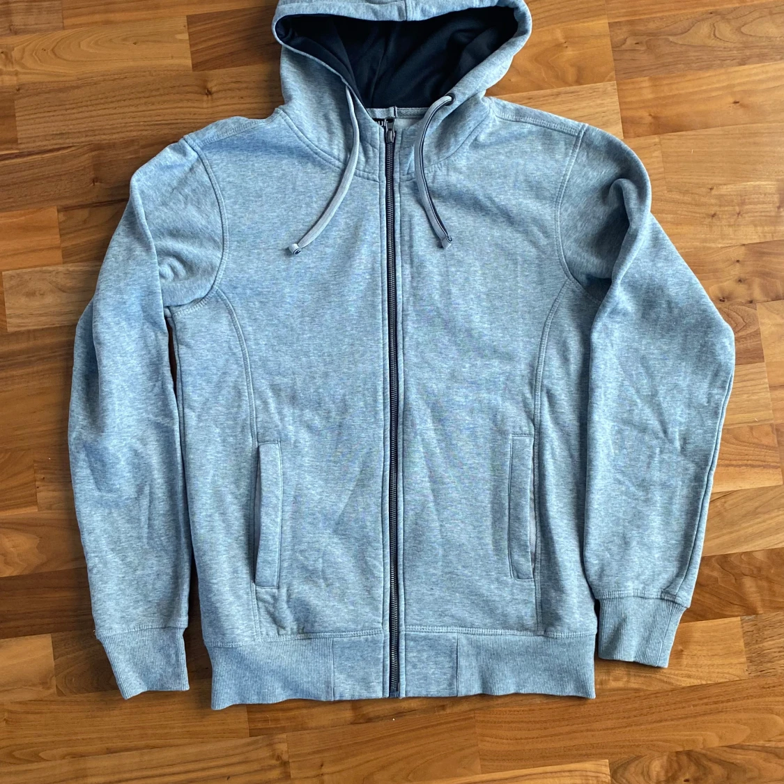 Grå Zip Hoodie från Clique - 90