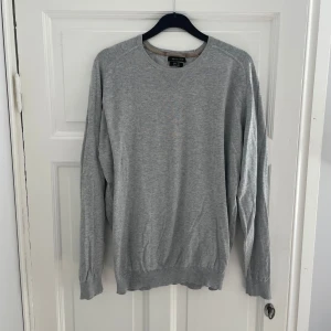 Grå tröja  - Grå ganska tunn tröja! Jätteskön! Står ingen storlek men skulle säga S/M.