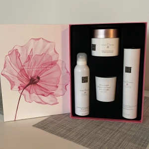 Ritualskit  ”the rituals of sakura” - Nytt gåvokit från Rituals. Innehåller duschskum 200 ml, bodylotion 200 ml, doftljus 140 g och rumsdoft 140 ml. Storlek på gåvokit är Large och nypris är 599kr