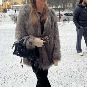 Päls jacka - Säljer denhär varma, mysiga höst/vinter jacka🤍 