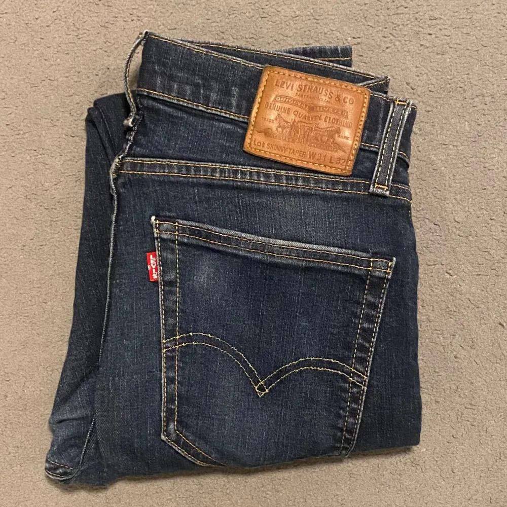 Levis jeans | 31/32 | Modell slit Skinny Taper | Oanvända 10/10 | Hör av dig vid frågor!. Jeans & Byxor.