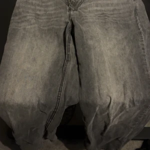 Pier One Jeans - Pier One grå/svarta jeans som vill ha ny ägare. Hör av vid intresse 