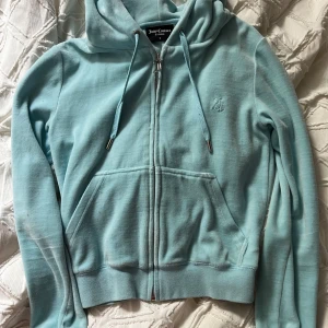 Juicy Couture hoodie - Säljer tröjan i stolek s i denna annons men säljer även byxorna i en annan annons. Byxorna är i stolek m! Både byxorna och tröjan är använda fåtal gånger