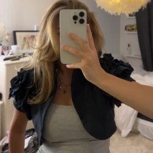 Bolero  - Bolero med sjukt fina detaljer på ärmarna! Storlek xs men passar bra på s också. Pris kan diskuteras 