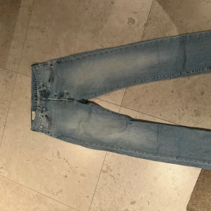 Levis 501 - Ljus blåa levis 501 jeans  Strlk W27 L30  Bra skick