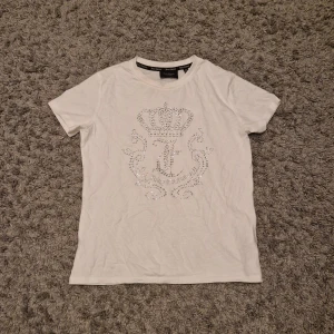 Juicy Couture t-shirt - En juicy coutore t-shirt. Bara använd 1 gång så typ ny. Skriv för frågor.