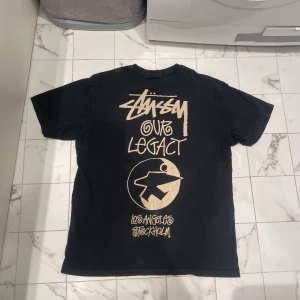 Stüssy t-shirt - Super snygg stüssy t shirt som knappt är använd. Slutsålt på direkten, collab med our legacy. Pris kan diskuteras vid snabb affär