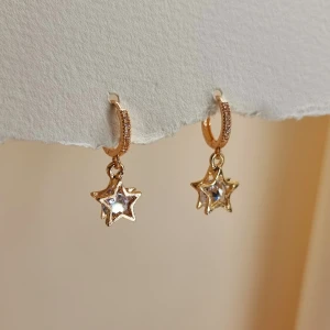 Handgjorda örhängen - Handgjorda örhängen●Följ :@ekjewelryofficial🤲 ● 💎Material- metal●Örhängeskrokar -rostfritt stål . Nickel fri. Längd -2,5cm.