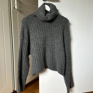 Gina Tricot stickad tröja - Säljer denna mysiga gråa stickade polotröja från Gina Tricot då den inte används. Jättemjukt och skönt material🥰 skriv vid frågor!