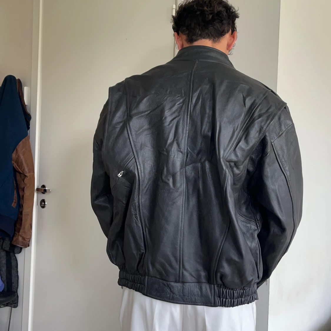 Svart läderjacka i strl M  - 91