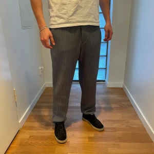 Blå byxor - Säljer ett par byxor från Zara. Plisserat material, mycket sköna. Bra skick! Nypris ca 500kr