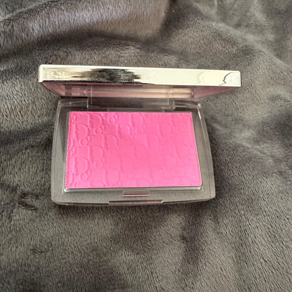 Blush i 001 pink från dior. Testad en gång . Skönhet.