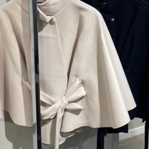 Missäy poncho - Endast använd fåtal gånger inga defekter. Slutsåld , eftertraktad❤️ använd gärna köp nu! Buda inte under 700!!!