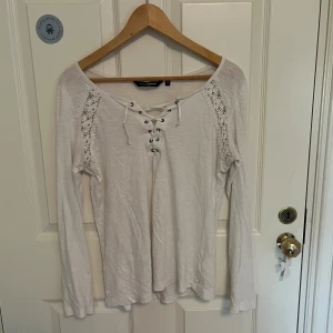 Långärmad tröja med knytning - Skön långärmad tröja med knytning. Köpt second hand men är i gott skick. Storlek S💕