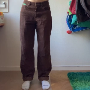 Empyre manchesterbyxor  - Välanvända men i gott skick. Blir ungefär 5 cm längre om man tar ner uppviken. Skriv om du vill ha fler bilder/mått :) Står storlek 6 i, vilket motsvarar storlek 38 i EU. 