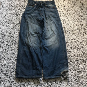 Weekday astro jeans - Weekday astro jeans, är skejtade så de är lite trasiga längst ner på vänster ben 