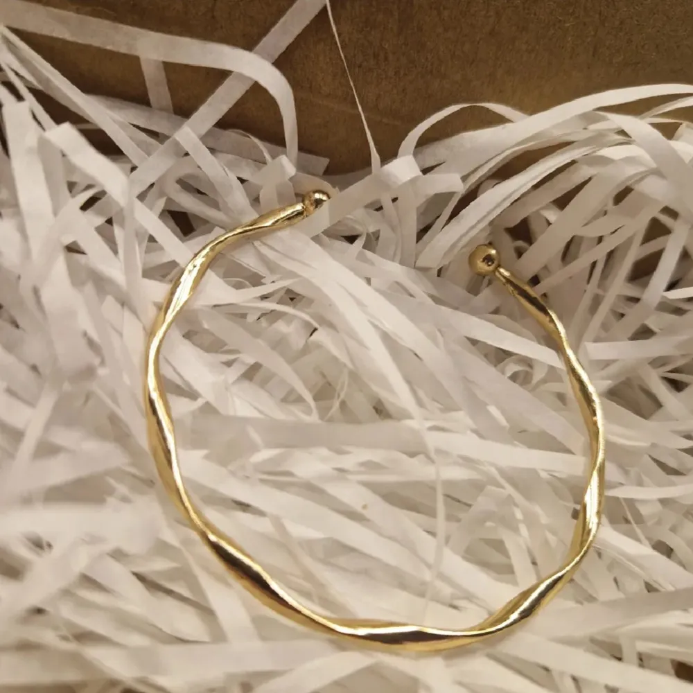 GRATIS GÅVA MED VARGE ORDER!! Supertrendiga stockholmsstil armband i guld. De är gjorda av rostfritt stål! Svarar & skickar alltid snabbt!! ♡. Accessoarer.