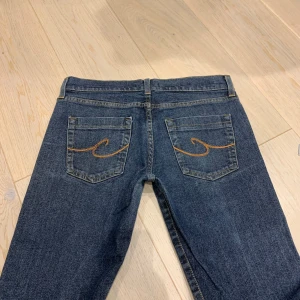 Lågmidjade slim/utsvängda jeans från Crocker🤩 - Midja 40 cm rakt över plus stretch, innerben 88 och benslut 20💕 jae 169 men man kan vara vilken längd som helst eftersom de e mer slim o inte nuddar marken med skor!