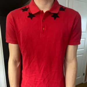 Givenchy paris piké  - Säljer nu en givenchy paris piké i jätte bra skick 8/10. Kan självklart lösa fler bilder så tveka på att höra av dig vid frågor eller funderingar.