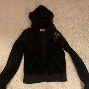 Gammla modellen juicy couture kofta - Säljer min juicy couture kofta som är i den äldre modellen därav svår att få tag i på nätet och i affärer. Den är i bra skick och har ej några deffekter utom att någon paljett kan ha åkt av.🩷