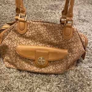 Dkny väska - Rymlig höst väska