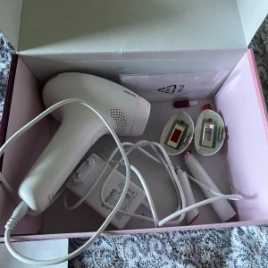 Laser maskin för kropp o ansikte  - Laser maskin för kropp och ansikte använd 3 ggr funkar bra använder inte ofta för jag är för lat. Original pris 3000