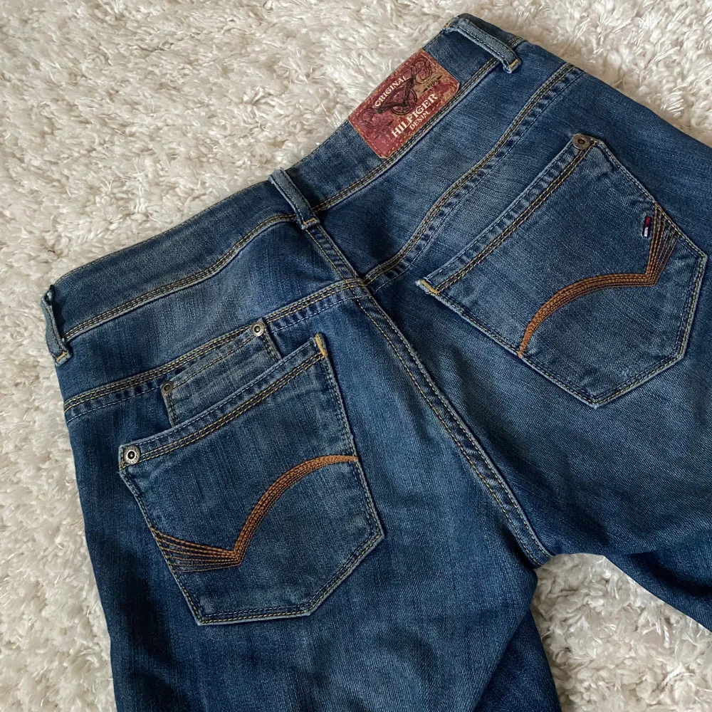 Så fina Tommy Hilfiger Jeans ungefär i modellen bootcut köpta på second hand. Ganska tajta i låren och lite smalare vid smalbenen men fårfarmare lite lösa ner så en blandning av straight och bootcut. Knappt använda av mig. Skriv privat för mer info❤️‍🔥. Jeans & Byxor.