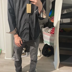 Burberry skjorta - Storlek M sitter lite litet i storleken