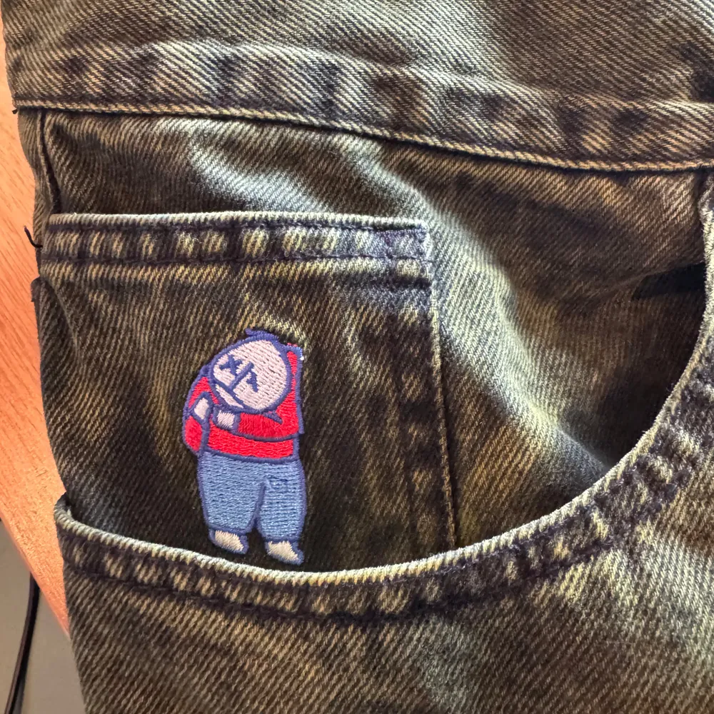 Sktigt snygga moss gröna Big boy jeans i storlek M. Säljer dem då det inte är min stil längre. Det sitterväldigt baggy. Skriv gärna vid minsta intresse eller fråga. Knappt använda ny pris 1500. Jeans & Byxor.