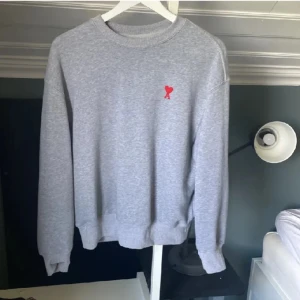 Ami paris sweatshirt grå - Ami paris sweatshirt grå, jätte bra skick aldrig använd
