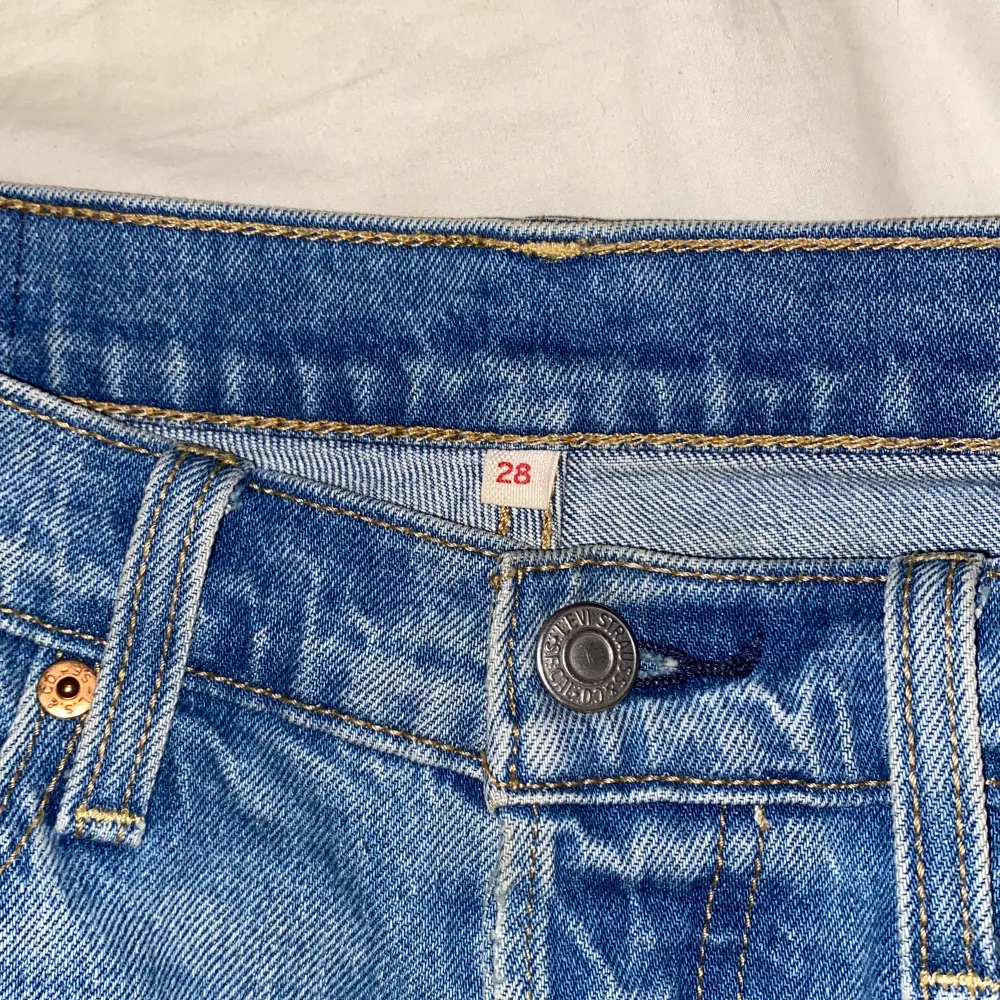 Levis jeans i stl 28, väl omhändertagna . Jeans & Byxor.