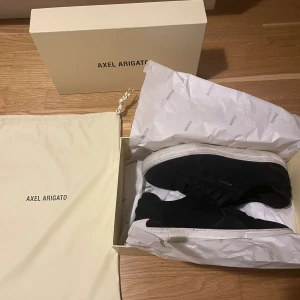 Arigatos platform suede - Tjena! Säljer ett par Arigatos i bra skick (storlek 42) tveka inte om att ställa frågor 