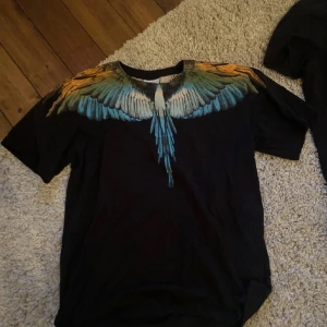 Marcel burlon t shirt - Säljer nu denna feta marcelo burlon t shirt! Skicket är grymt! Skriv om ni undrar nått!
