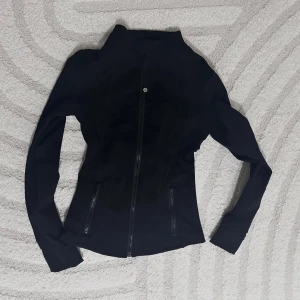 Träningsjacka  - Säljer min sprillans nya träningsjacka. Aldrig använd då den var för liten. Stl 2 vilket motsvarar xxs. Jackan är inspirerad av en populär träningsjacka. Ger en hourglass form.